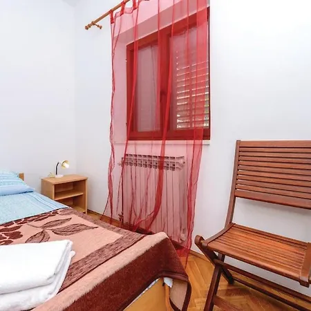 Apartment Anka - Five-bedroom With Terrace And Swimming Pool
