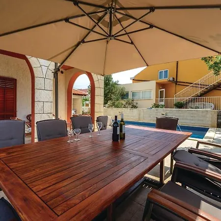 Anka - Five-bedroom With Terrace And Swimming Pool *