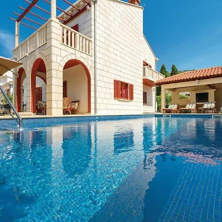 Apartment Anka - Five-bedroom With Terrace And Swimming Pool *
