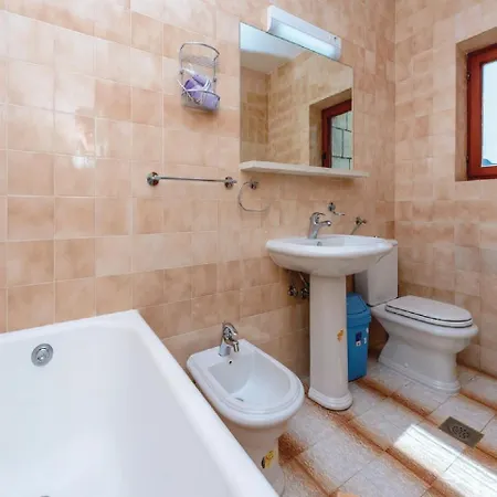 Anka - Five-bedroom With Terrace And Swimming Pool