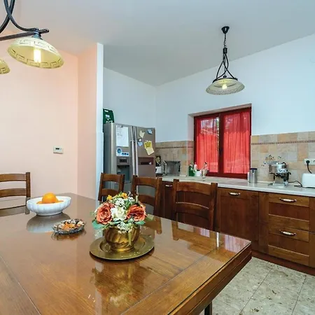 Anka - Five-bedroom With Terrace And Swimming Pool Apartment