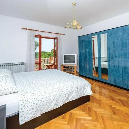 Apartment Anka - Five-bedroom With Terrace And Swimming Pool
