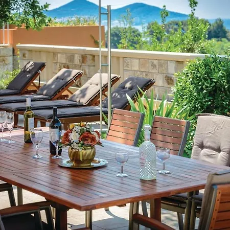 Anka - Five-bedroom With Terrace And Swimming Pool Apartment
