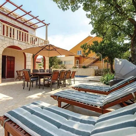 Anka - Five-bedroom With Terrace And Swimming Pool